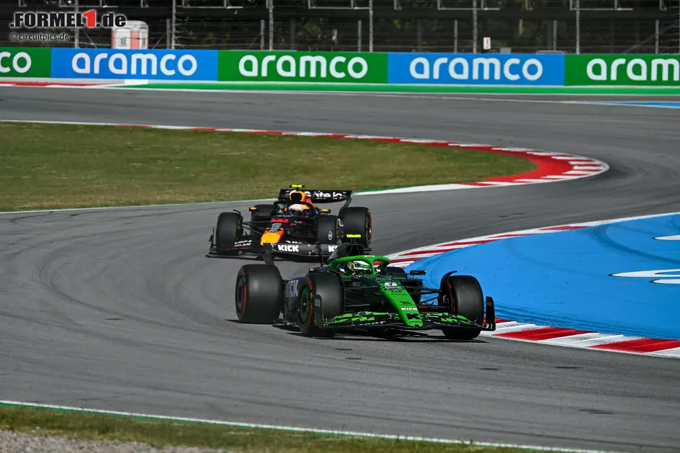 Foto zur News: Gabriel Bortoleto (Sauber) und Yuki Tsunoda (Red Bull)