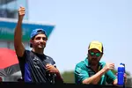 Foto zur News: Carlos Sainz (Williams) und Fernando Alonso (Aston Martin)