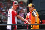 Foto zur News: Oliver Bearman (Haas) und Oscar Piastri (McLaren)