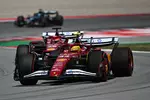 Foto zur News: Lewis Hamilton (Ferrari) und Charles Leclerc (Ferrari)
