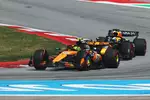 Foto zur News: Lando Norris (McLaren) und Max Verstappen (Red Bull)
