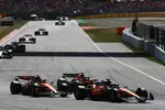 Foto zur News: Oscar Piastri (McLaren), Lando Norris (McLaren) und Max Verstappen (Red Bull)