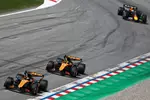 Foto zur News: Oscar Piastri (McLaren), Lando Norris (McLaren) und Max Verstappen (Red Bull)