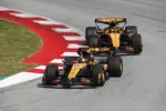 Foto zur News: Oscar Piastri (McLaren) und Lando Norris (McLaren)