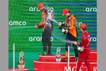 Foto zur News: Oscar Piastri (McLaren), Lando Norris (McLaren) und Charles Leclerc (Ferrari)