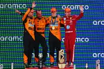Foto zur News: Oscar Piastri (McLaren), Lando Norris (McLaren) und Charles Leclerc (Ferrari)