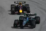 Foto zur News: George Russell (Mercedes) und Max Verstappen (Red Bull)