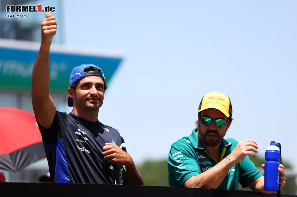 Foto zur News: Carlos Sainz (Williams) und Fernando Alonso (Aston Martin)