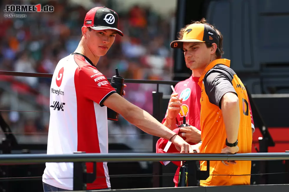 Foto zur News: Oliver Bearman (Haas) und Oscar Piastri (McLaren)