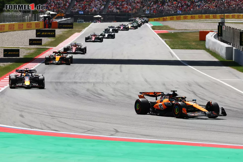 Foto zur News: Oscar Piastri (McLaren) und Max Verstappen (Red Bull)
