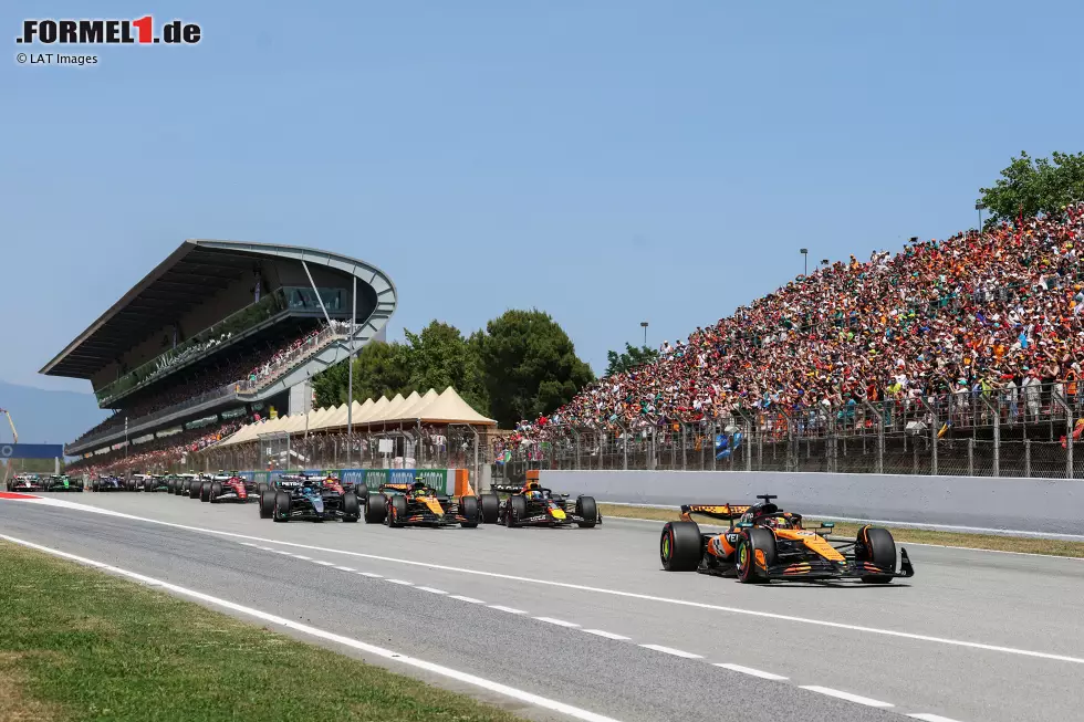 Foto zur News: Oscar Piastri (McLaren) und Max Verstappen (Red Bull)