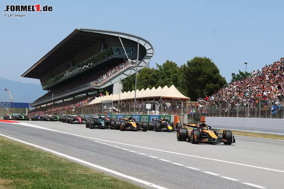 Foto zur News: Oscar Piastri (McLaren) und Max Verstappen (Red Bull)
