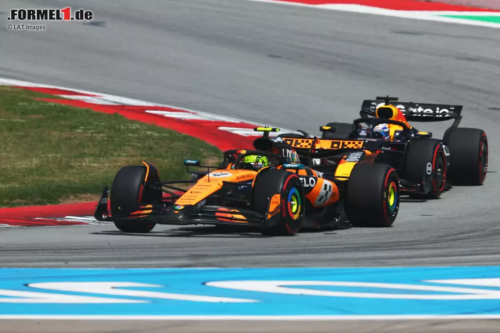 Foto zur News: Lando Norris (McLaren) und Max Verstappen (Red Bull)