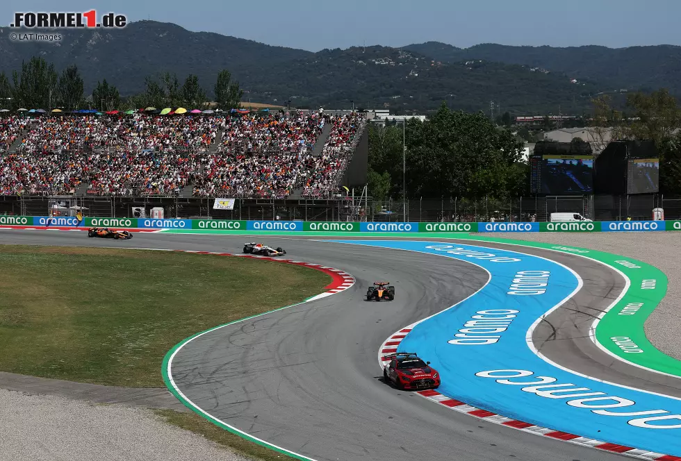Foto zur News: Oscar Piastri (McLaren), Liam Lawson (Racing Bulls) und Lando Norris (McLaren)