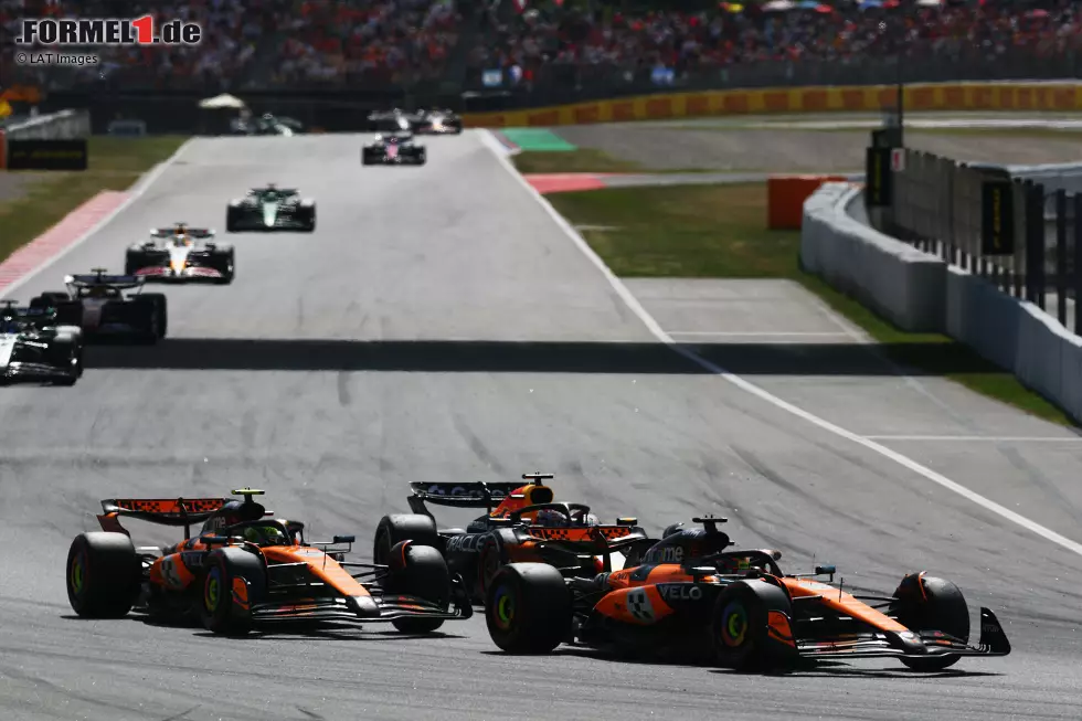 Foto zur News: Oscar Piastri (McLaren), Lando Norris (McLaren) und Max Verstappen (Red Bull)