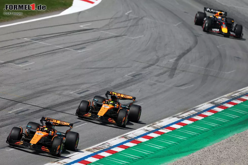 Foto zur News: Oscar Piastri (McLaren), Lando Norris (McLaren) und Max Verstappen (Red Bull)