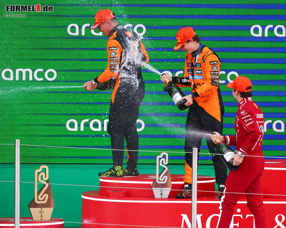 Foto zur News: Oscar Piastri (McLaren), Lando Norris (McLaren) und Charles Leclerc (Ferrari)