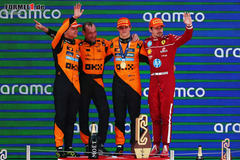 Foto zur News: Oscar Piastri (McLaren), Lando Norris (McLaren) und Charles Leclerc (Ferrari)