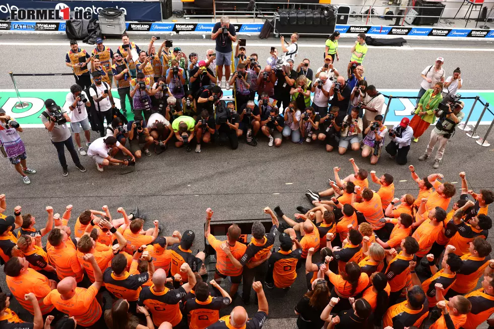 Foto zur News: Oscar Piastri (McLaren), Lando Norris (McLaren) und Andrea Stella