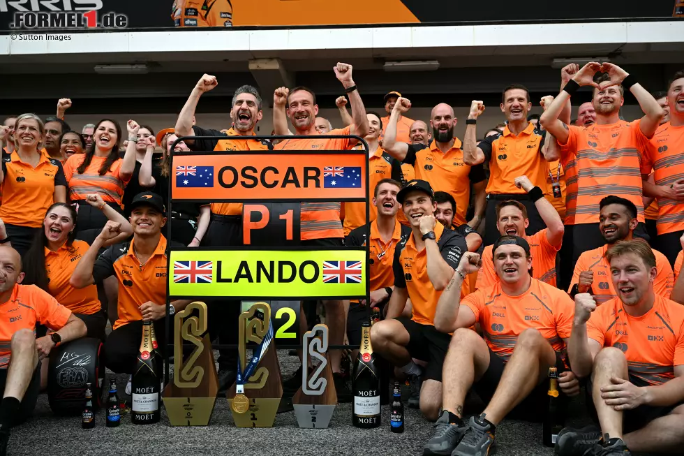 Foto zur News: Oscar Piastri (McLaren), Lando Norris (McLaren) und Andrea Stella