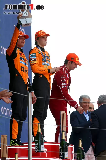 Foto zur News: Oscar Piastri (McLaren), Lando Norris (McLaren) und Charles Leclerc (Ferrari)