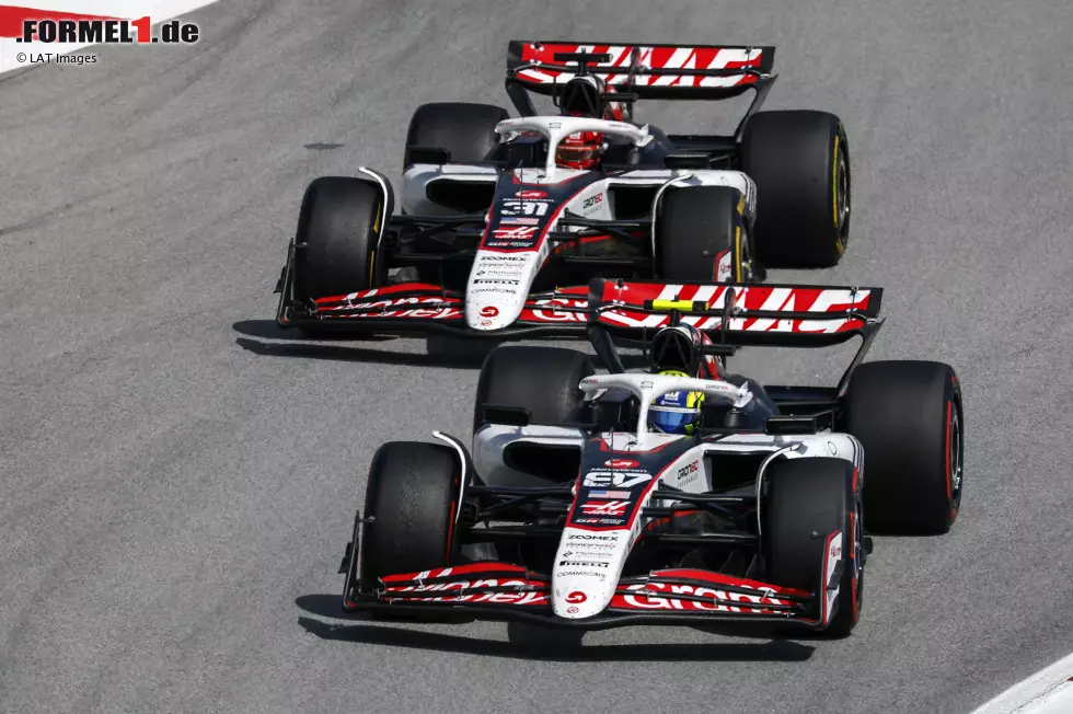 Foto zur News: Oliver Bearman (Haas) und Esteban Ocon (Haas)