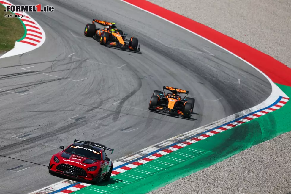 Foto zur News: Oscar Piastri (McLaren) und Lando Norris (McLaren)