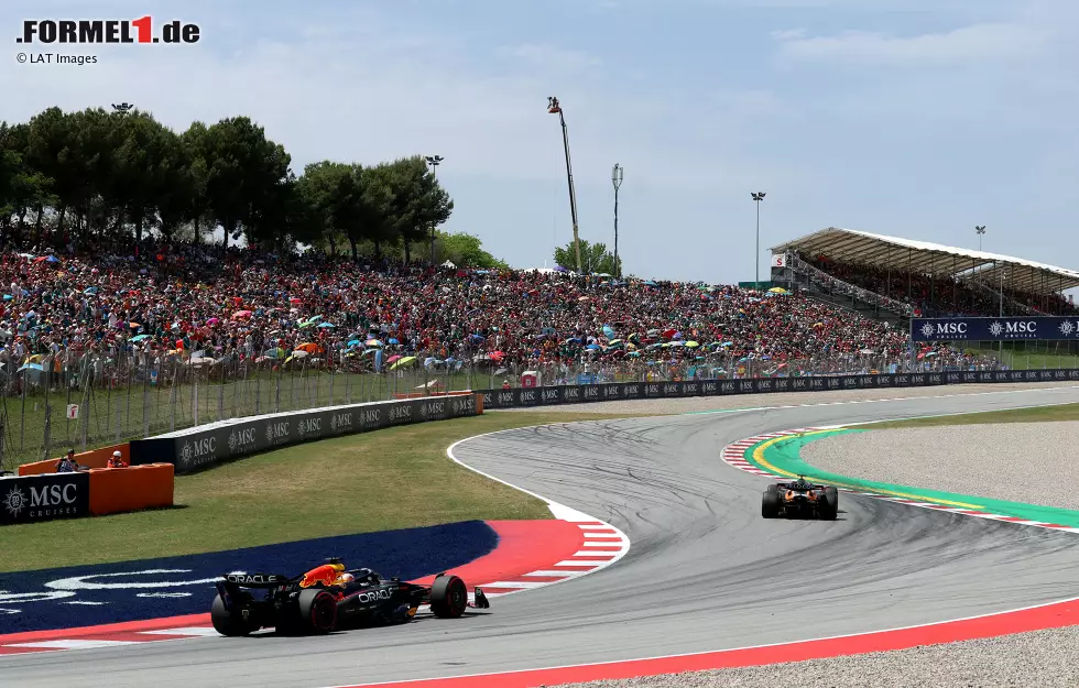 Foto zur News: Oscar Piastri (McLaren) und Max Verstappen (Red Bull)