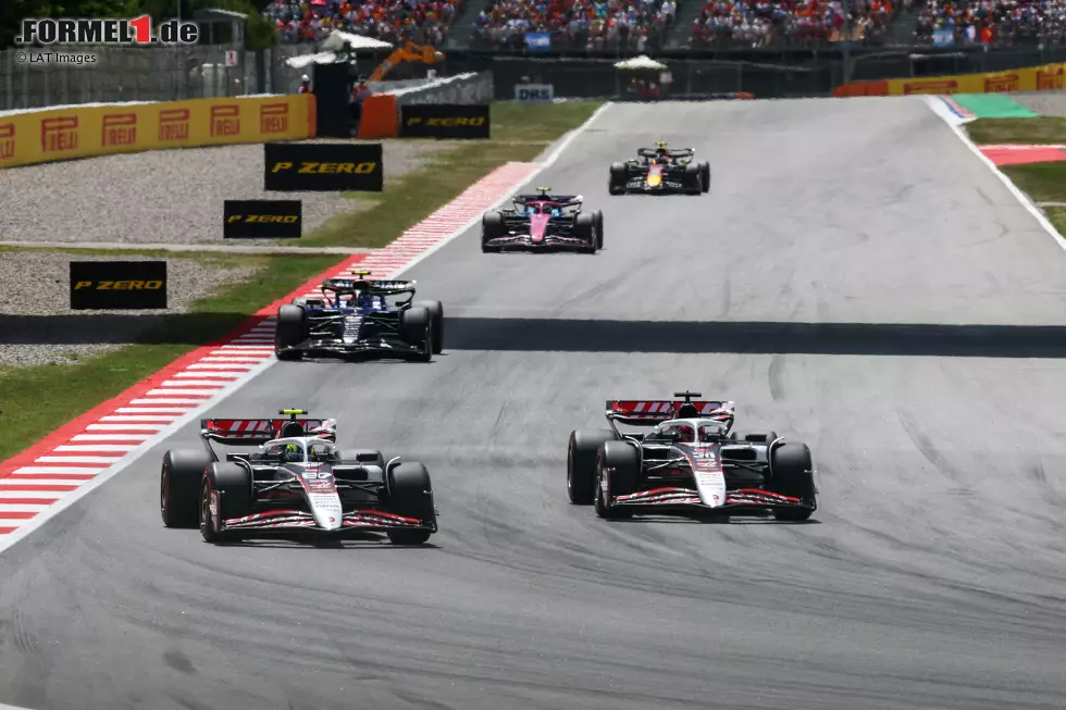 Foto zur News: Esteban Ocon (Haas) und Oliver Bearman (Haas)
