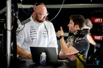 Foto zur News: Ingenieure von Mercedes und Pirelli im Gespräch