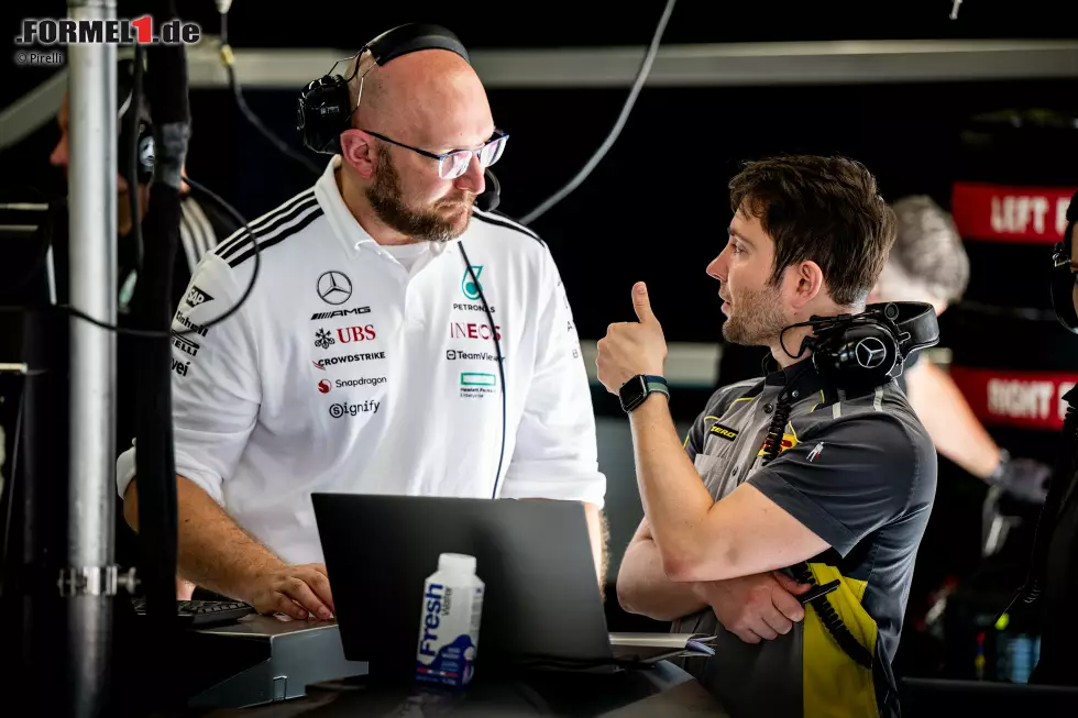 Foto zur News: Ingenieure von Mercedes und Pirelli im Gespräch