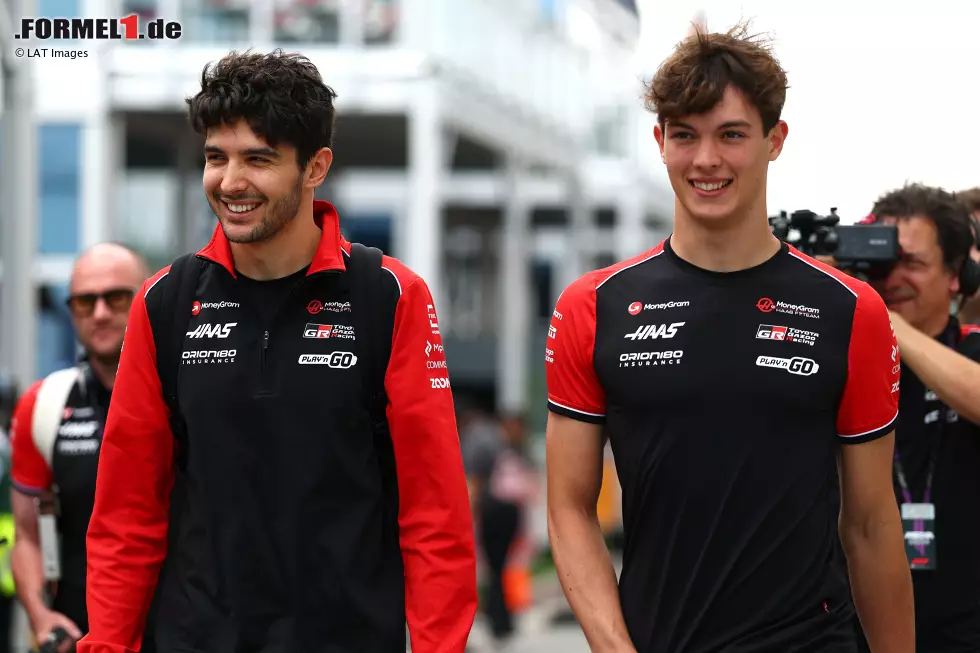 Foto zur News: Esteban Ocon (Haas) und Oliver Bearman (Haas)