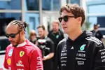 Foto zur News: Lewis Hamilton (Ferrari) und George Russell (Mercedes)