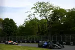 Foto zur News: Alexander Albon (Williams) und Liam Lawson (Racing Bulls)