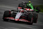 Foto zur News: Esteban Ocon (Haas) und Gabriel Bortoleto (Sauber)