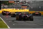 Foto zur News: Lewis Hamilton (Ferrari) und Yuki Tsunoda (Red Bull)