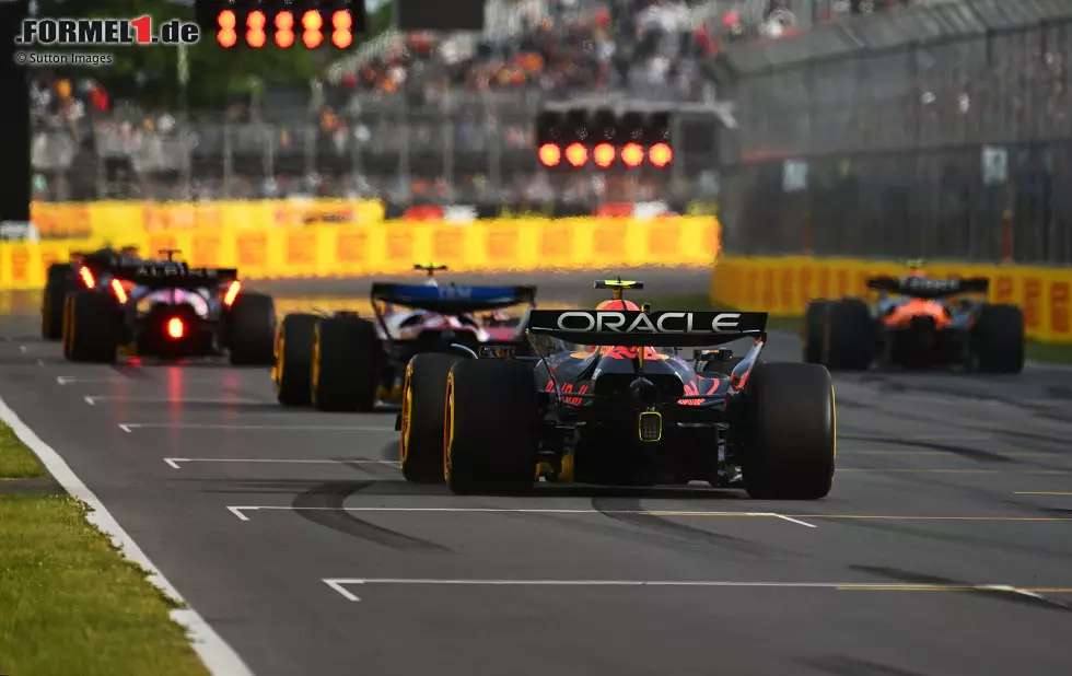 Foto zur News: Lewis Hamilton (Ferrari) und Yuki Tsunoda (Red Bull)