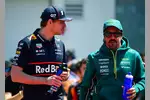 Foto zur News: Max Verstappen (Red Bull) und Fernando Alonso (Aston Martin)