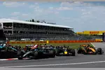Foto zur News: George Russell (Mercedes), Max Verstappen (Red Bull) und Oscar Piastri (McLaren)