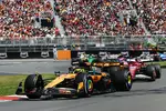 Foto zur News: Lando Norris (McLaren), Charles Leclerc (Ferrari) und Franco Colapinto (Alpine)