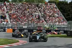 Foto zur News: Andrea Kimi Antonelli, George Russell (Mercedes) und Max Verstappen (Red Bull)