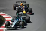 Foto zur News: George Russell (Mercedes) und Max Verstappen (Red Bull)