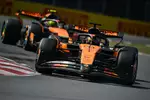 Foto zur News: Oscar Piastri (McLaren) und Lando Norris (McLaren)