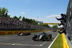 Foto zur News: George Russell (Mercedes) und Max Verstappen (Red Bull)