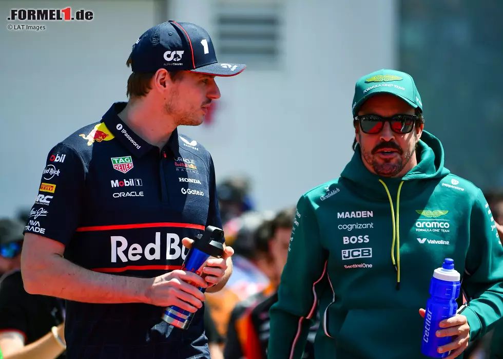 Foto zur News: Max Verstappen (Red Bull) und Fernando Alonso (Aston Martin)