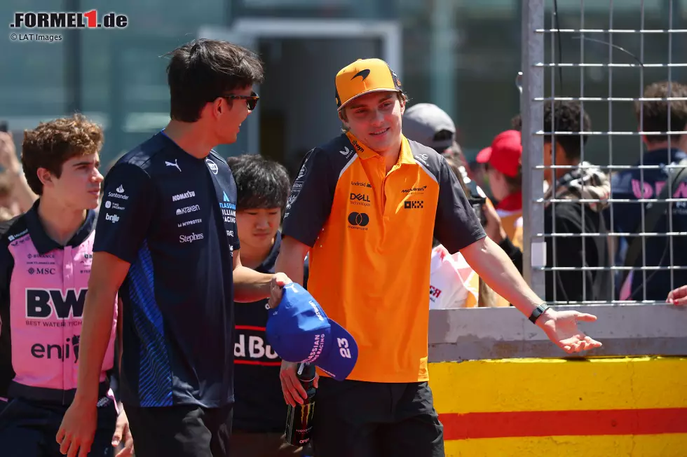 Foto zur News: Alexander Albon (Williams) und Oscar Piastri (McLaren)