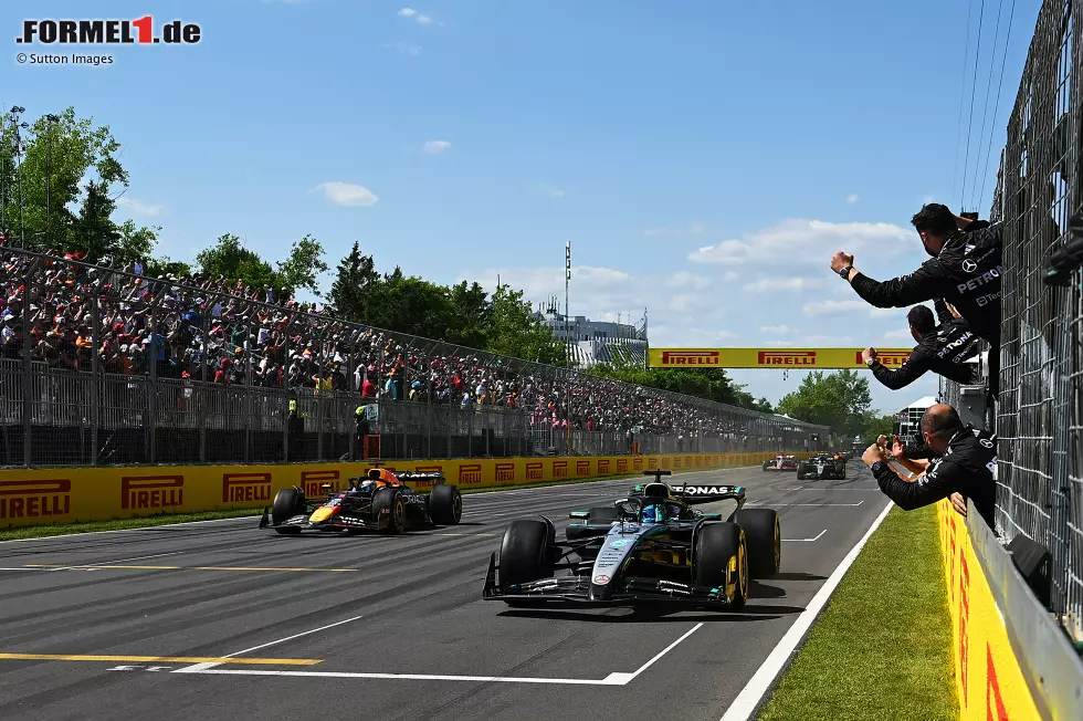Foto zur News: George Russell (Mercedes) und Max Verstappen (Red Bull)