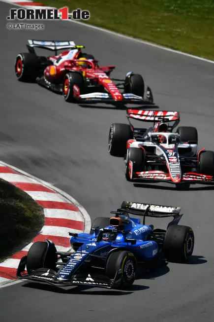 Foto zur News: Alexander Albon (Williams), Esteban Ocon (Haas) und Lewis Hamilton (Ferrari)