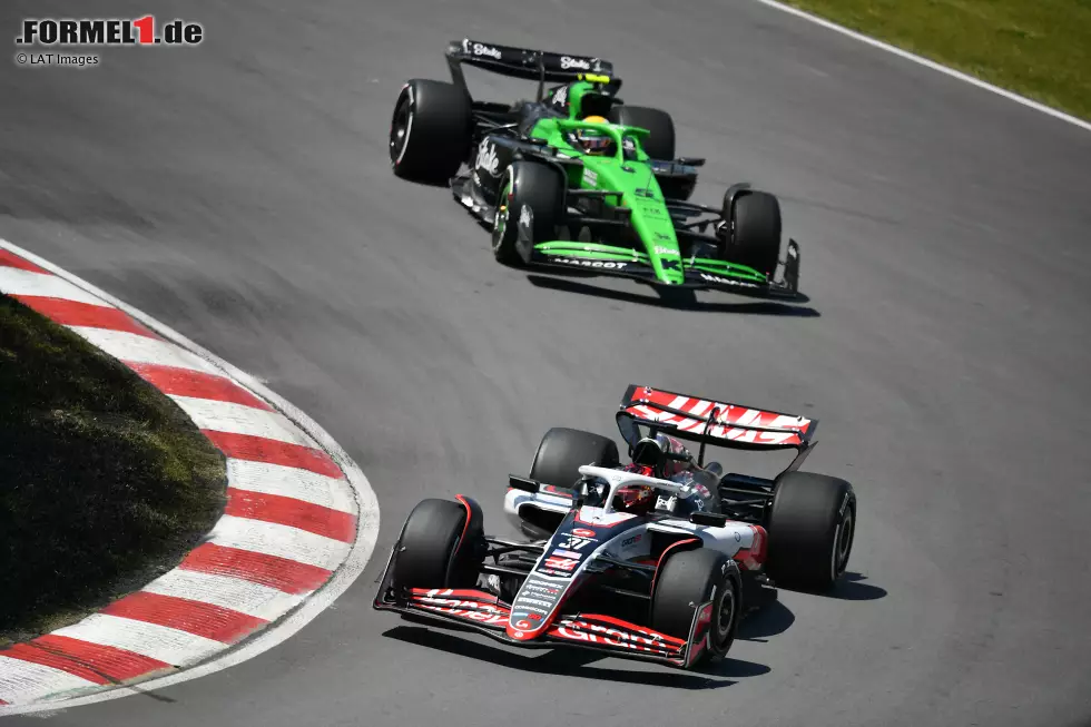 Foto zur News: Esteban Ocon (Haas) und Gabriel Bortoleto (Sauber)