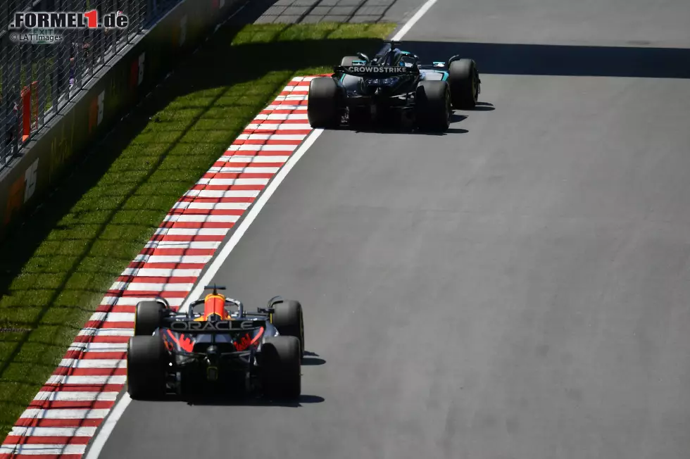 Foto zur News: George Russell (Mercedes) und Max Verstappen (Red Bull)